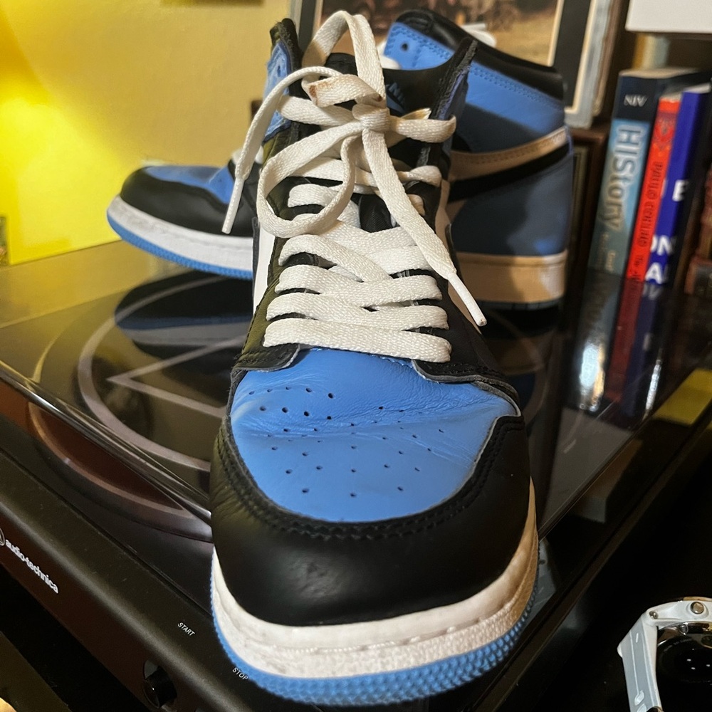 Air Jordan 1 retro UNC. Size 6.5 boys (8 women’s)..